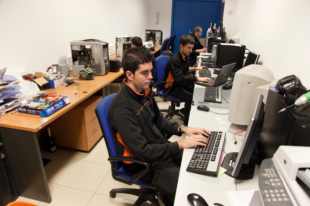 Fotografía del equipo de técnicos cualificados de Informática Jufima en su centro de trabajo en Torrejón de Ardoz, mostrando profesionalidad y experiencia
